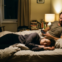 Casal exausto na cama à noite, ilustrando o distanciamento físico e emocional no casamento causado pelo burnout e esgotamento profissional.