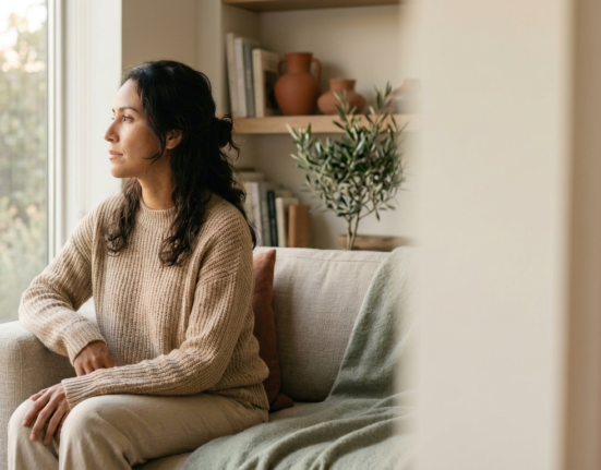 Mulher jovem em momento de reflexão em um ambiente acolhedor, representando a busca por autoconhecimento e saúde sexual feminina sobre desejo hipoativo.